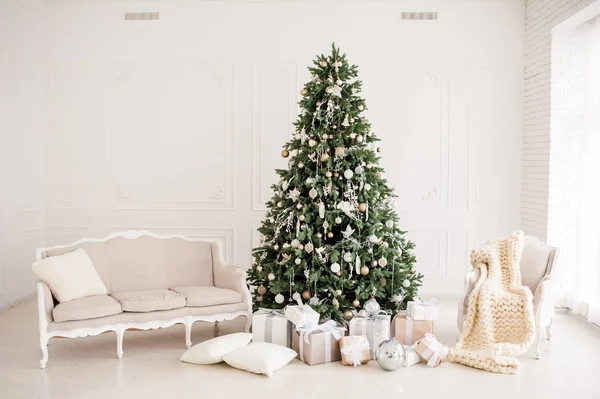 Klassische Weihnachten Neujahr Dekoriert Innenraum Neujahr Baum Weihnachtsbaum Mit Goldschmuck — Stockfoto