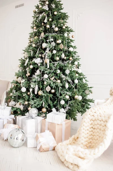 Klassische Weihnachten Neujahr Dekoriert Innenraum Neujahr Baum Weihnachtsbaum Mit Goldschmuck — Stockfoto