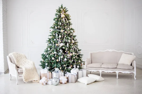 Klasik yılbaşı, yeni yıl dekore edilmiş iç mekan ağacı. Altın madalyalı Noel ağacı. Modern beyaz klasik tarz iç tasarım