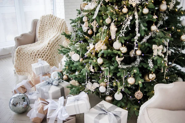 Klassische Weihnachten Neujahr Dekoriert Innenraum Neujahr Baum Weihnachtsbaum Mit Goldschmuck — Stockfoto