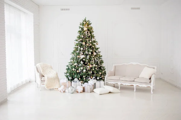 Klasik yılbaşı, yeni yıl dekore edilmiş iç mekan ağacı. Altın madalyalı Noel ağacı. Modern beyaz klasik tarz iç tasarım