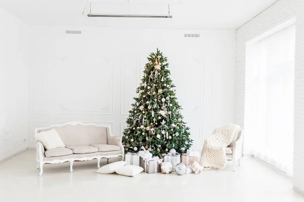 Klassische Weihnachten Neujahr Dekoriert Innenraum Neujahr Baum Weihnachtsbaum Mit Goldschmuck — Stockfoto