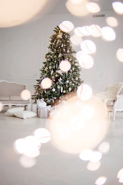 Klassische Weihnachten Neujahr Dekoriert Innenraum Neujahr Baum Weihnachtsbaum Mit Goldschmuck — Stockfoto