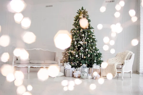 Klassische Weihnachten Neujahr Dekoriert Innenraum Neujahr Baum Weihnachtsbaum Mit Goldschmuck — Stockfoto