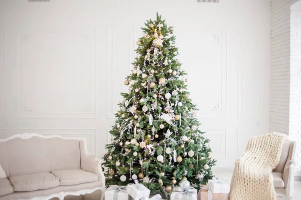 Klassieke Kerstmis Nieuwjaar Versierd Interieur Kamer Nieuwjaar Boom Kerstboom Met — Stockfoto
