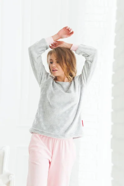 Positieve Emotionele Lachende Vrouw Gezellige Huiselijke Sfeer Gekleed Warme Pyjama — Stockfoto
