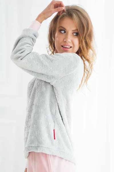 Positieve Emotionele Lachende Vrouw Gezellige Huiselijke Sfeer Gekleed Warme Pyjama — Stockfoto