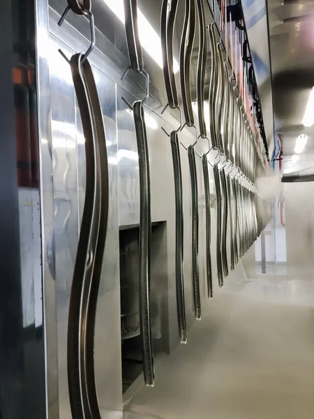 Powder Coating Line Metal Panels Suspended Overhead Conveyor Line Painting — Stock Photo, Image