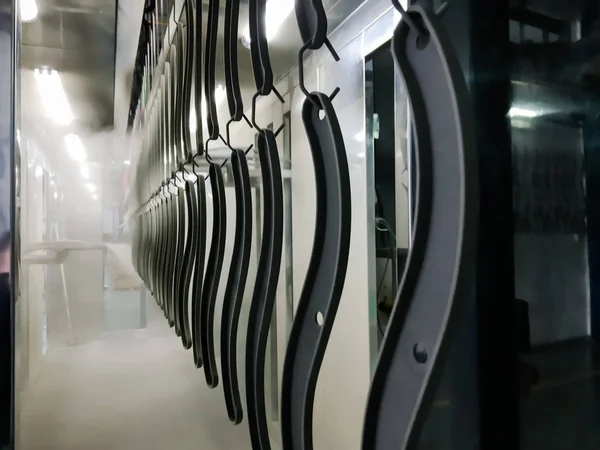 Toz kaplama hattı. Metal paneller, üstteki taşıma hattında askıya alındı. Elektrostatik alanda boyama ürünleri.
