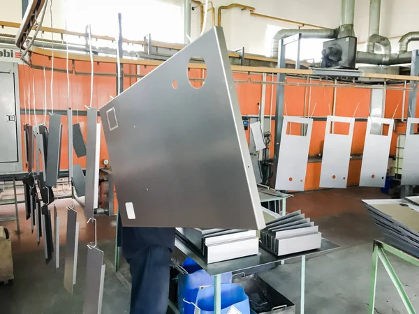 Poedercoating Metalen Panelen Hangen Aan Een Bovenleiding Schilderproducten Een Elektrostatisch — Stockfoto