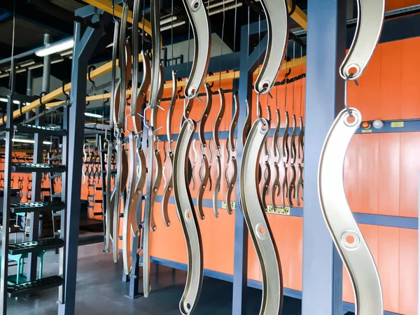 Toz kaplama hattı. Metal paneller, üstteki taşıma hattında askıya alındı. Elektrostatik alanda boyama ürünleri.