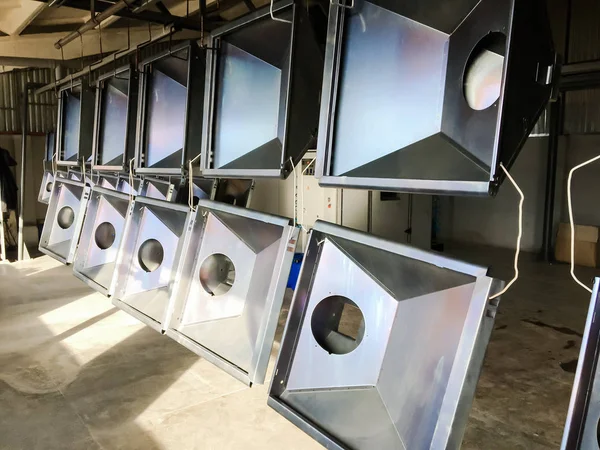 Toz kaplama hattı. Metal paneller, üstteki taşıma hattında askıya alındı. Elektrostatik alanda boyama ürünleri.