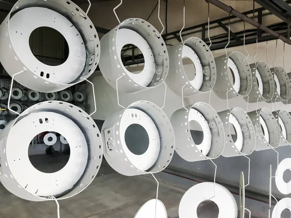 Toz kaplama hattı. Metal paneller, üstteki taşıma hattında askıya alındı. Elektrostatik alanda boyama ürünleri.