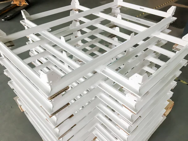 Toz kaplama hattı. Metal paneller, üstteki taşıma hattında askıya alındı. Elektrostatik alanda boyama ürünleri.