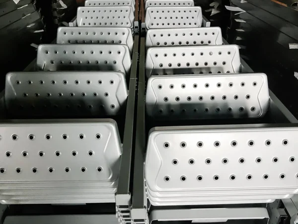 Potahová Vrstva Prášku Kovové Panely Jsou Zavěšeny Stropním Dopravníkovém Vedení — Stock fotografie