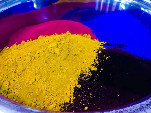 Color dyes in the production of powder paint