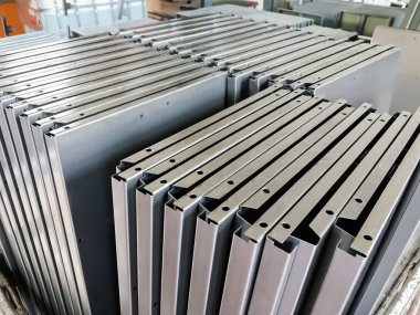 Toz kaplama hattı. Metal paneller, üstteki taşıma hattında askıya alındı. Elektrostatik alanda boyama ürünleri.