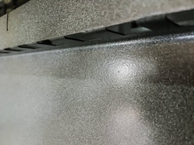 Toz kaplama hattı. Metal paneller, üstteki taşıma hattında askıya alındı. Elektrostatik alanda boyama ürünleri.