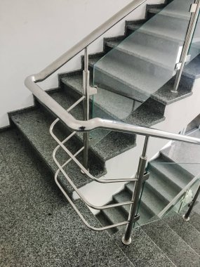 Merdivenlerin yanındaki paslanmaz çelik parmaklık.