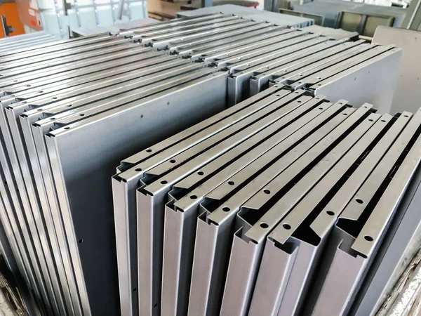 Toz kaplama hattı. Metal paneller, üstteki taşıma hattında askıya alındı. Elektrostatik alanda boyama ürünleri.