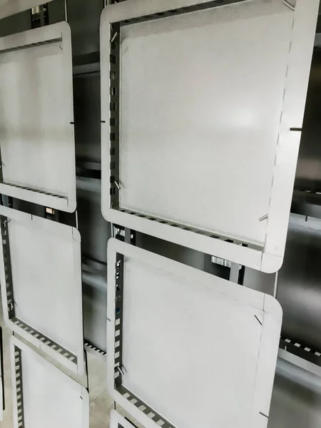 Linia Malowania Proszkowego Metalowe Panele Zawieszane Napowietrznych Liniach Transportowych Wyroby — Zdjęcie stockowe