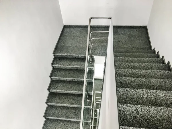 Merdivenlerin Yanındaki Paslanmaz Çelik Parmaklık — Stok fotoğraf