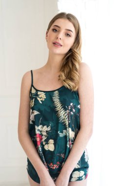 Klasik iç çamaşırlı güzel sarışın kadın.