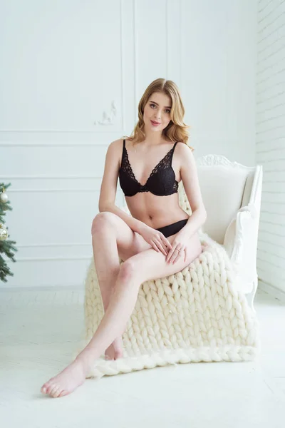 Mooie Blonde Vrouw Klassieke Lingerie — Stockfoto