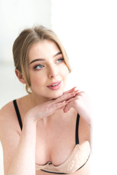 Красивая блондинка в классическом белье
