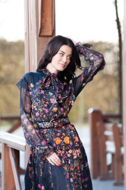 Açık havada poz veren güzel Avrupalı kadın