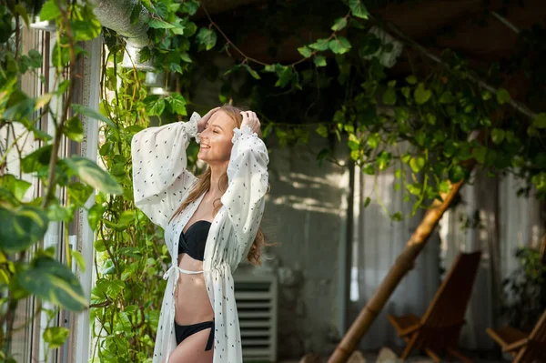 Schöne Sinnliche Frau Perfekten Körper Auf Dem Tropischen Resort — Stockfoto