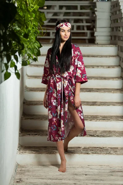 Piękna Młoda Kobieta Lekkiej Sukience Kurorcie Tropikach — Zdjęcie stockowe