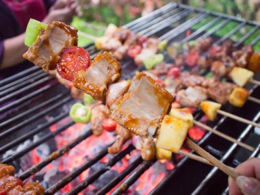 Bar-B-Q veya Kebap pişirme Barbekü. kömür ızgara bozuğu et skewe