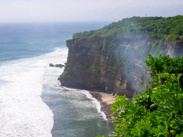 Uluwatu Tapınağı, Bali, Endonezya yüksek cliff görünümünü manzara. — Stok fotoğraf