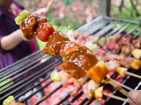 バー B Q またはケバブ料理とバーベキュー。あばた肉 skewe の石炭グリル — ストック写真