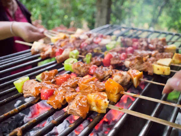 バー B Q またはケバブ料理とバーベキュー。あばた肉 skewe の石炭グリル — ストック写真