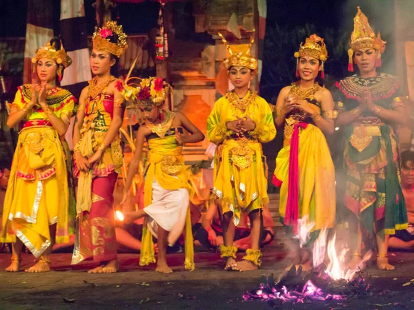 BALI, INDONÉSIA - 14 DE MAIO: Apresentação do tradicional balinês F — Fotografia de Stock