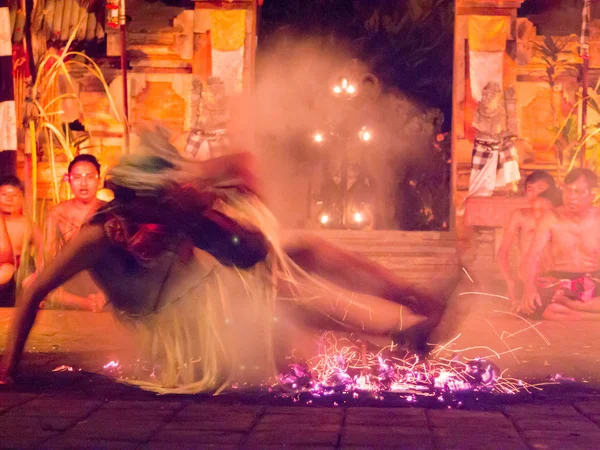 BALI, INDONÉSIA - 14 DE MAIO: Apresentação do tradicional balinês F — Fotografia de Stock