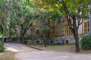 Parkta bina terkedilmiş tuğla