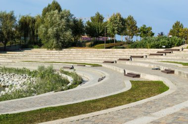Adımları ve göl veya nehir ile sonbahar park