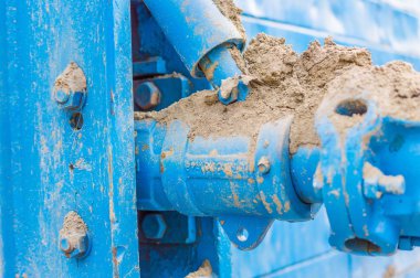 Mavi boru hattı demir duvar