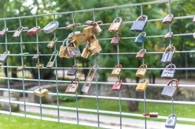 Asma kilitler ve kararsız sevgi