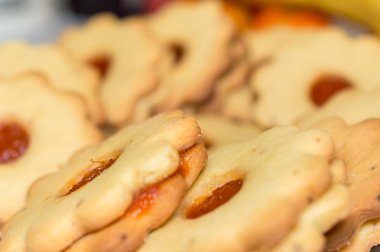 Ev yapımı kayısı reçeli Linzer meyve ile yakın çekim