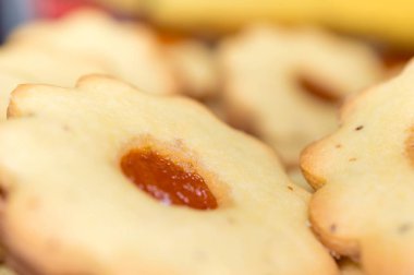 Ev yapımı kayısı reçeli Linzer meyve ile yakın çekim
