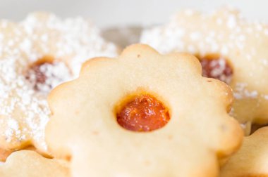 Krema şeker ile ev yapımı kayısı reçeli Linzer yakın çekim