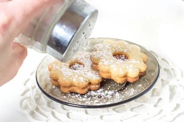 Engarrafamento de damasco caseiro Linzer com açúcar de confeiteiro na mesa branca close-up — Fotografia de Stock