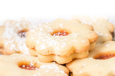 Krema şeker ile ev yapımı kayısı reçeli Linzer yakın çekim