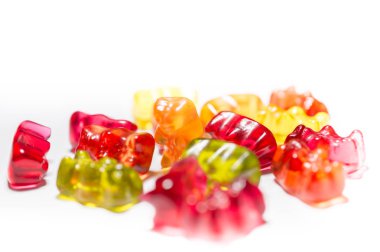 Beyaz arka plan üzerinde yalıtılmış jelibon yığını