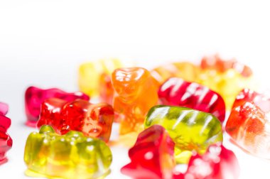 Beyaz arka plan üzerinde yalıtılmış jelibon yığını