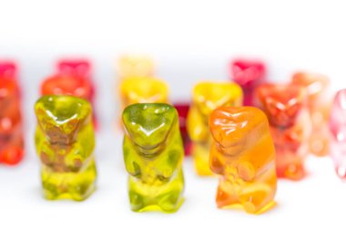 Beyaz arka plan üzerinde yalıtılmış jelibon yığını